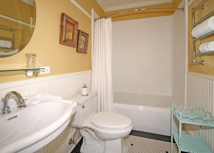 Отель типа "постель и завтрак" House 4*
