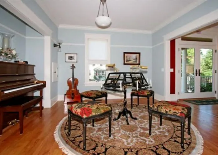 Отель типа "постель и завтрак" House 4*